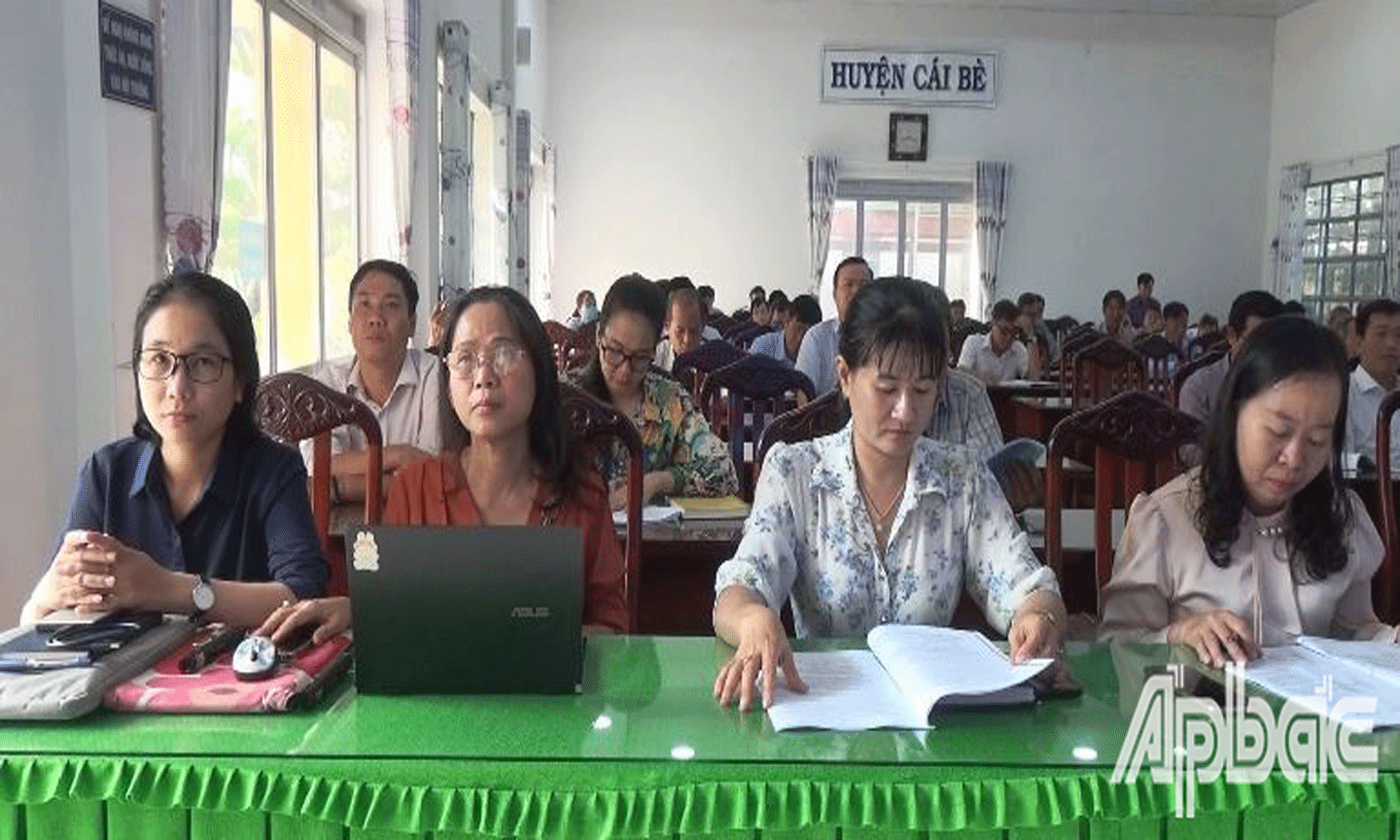 Đại biểu tham dự hội nghị. 