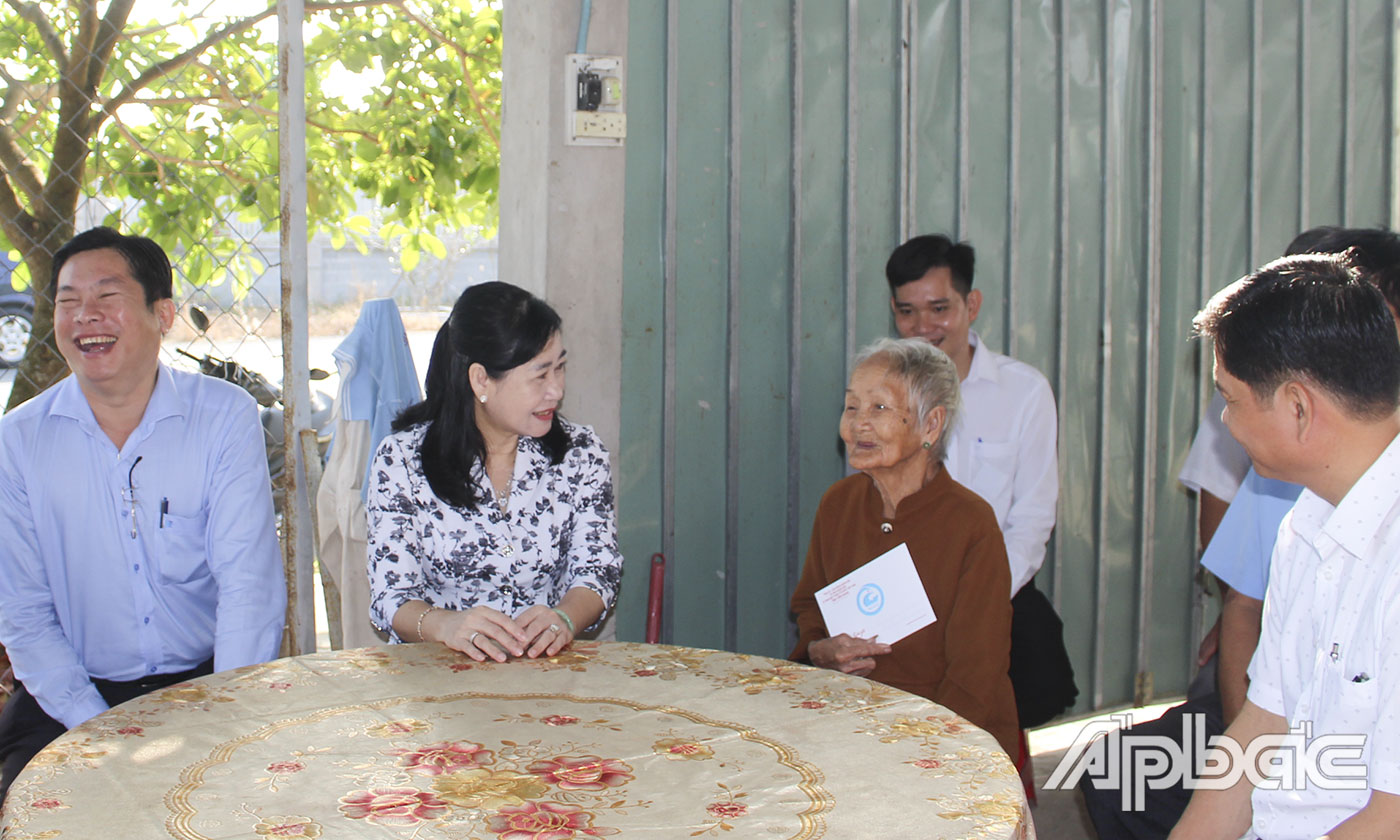Trưởng Ban Tuyên giáo Tỉnh ủy Châu Thị Mỹ Phương trao quà cho các em học sinh trường THCS Xuân Diệu.