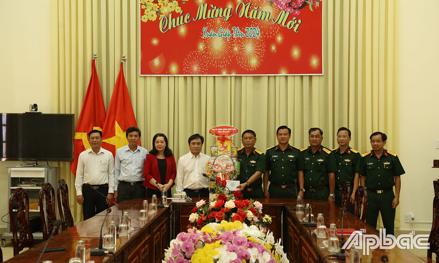 Đoàn chúc tết tại Sư đoàn 8, Quân khu 9.