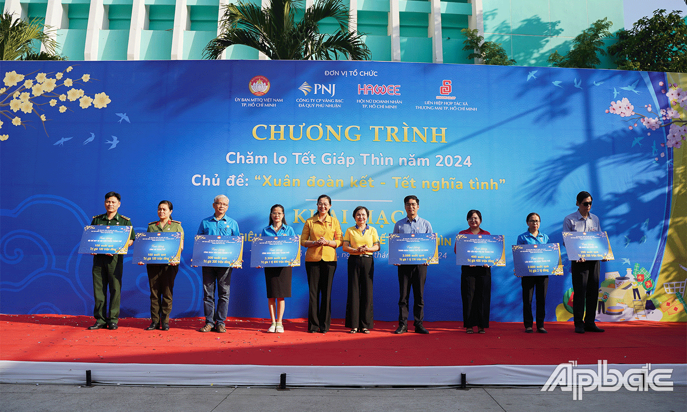 Bà Cao Thị Ngọc Dung, Chủ tịch HĐQT PNJ kiêm Chủ tịch Hội Nữ doanh nhân Thành phố Hồ Chí Minh (HAWEE) trao bảng tượng trưng cho các đơn vị.