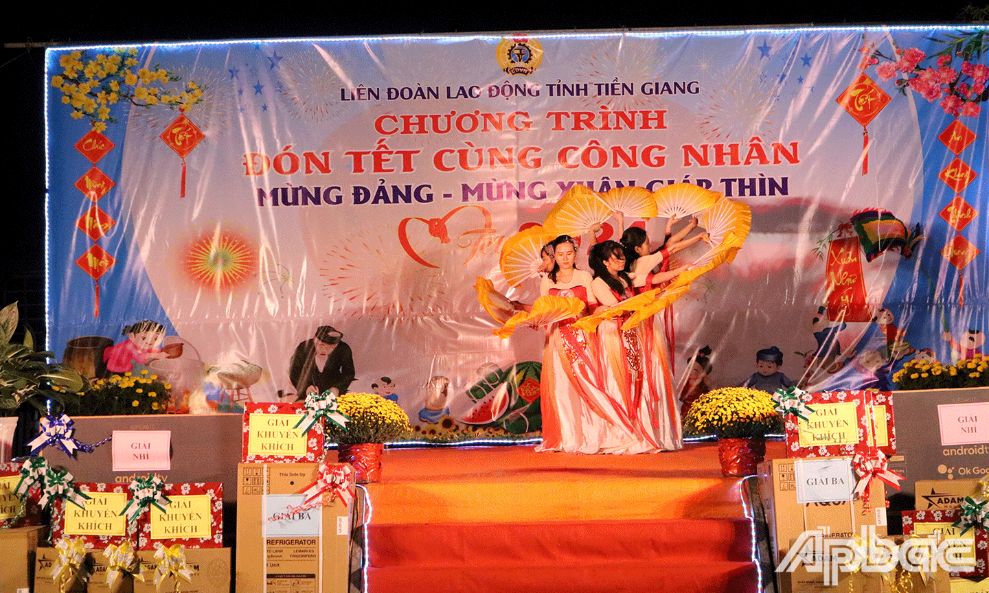 Tiết mục văn nghệ do công nhân lao động biểu diễn