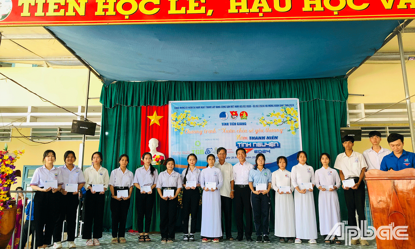 Trao 95 suất học bổng “Vì tương lai Tiền Giang” cho học sinh, sinh viên có hoàn cảnh khó khăn
