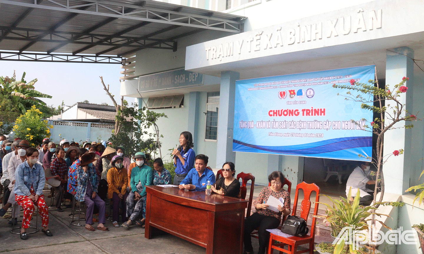 Chương trình Tặng quà - Khám và tầm soát các bệnh thường gặp cho người dân tại Trạm y tế xã Bình Xuân, (TX. Gò Công) 
