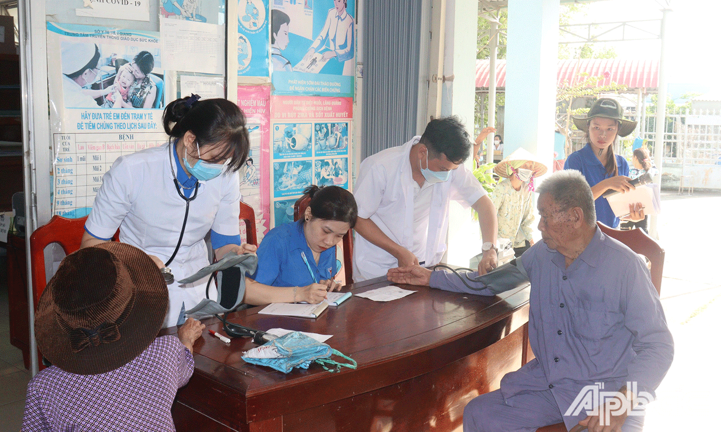 Người dân đến khám bệnh tại Chương trình