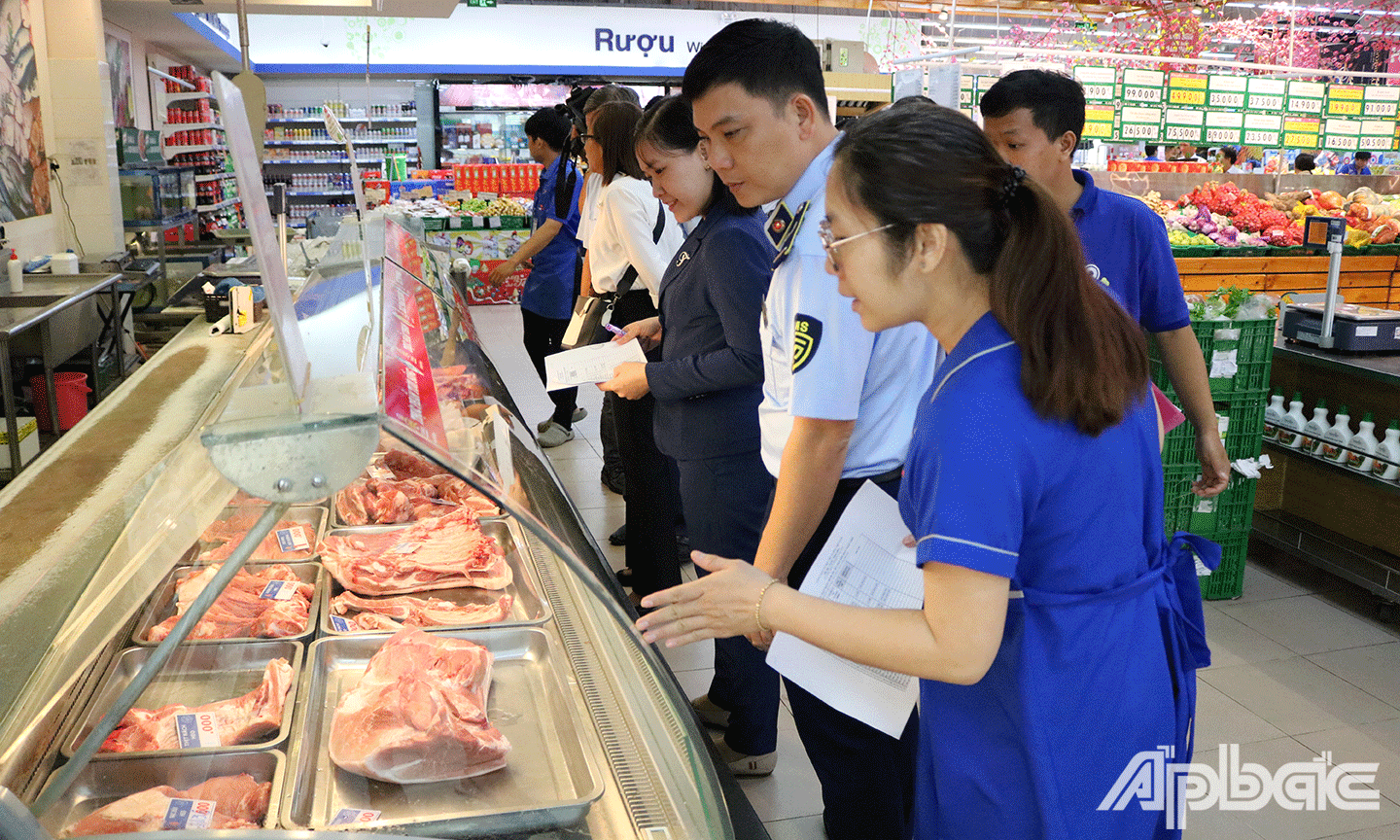 Đoàn kiểm tra tại siêu thị Co.opmart Gò Công