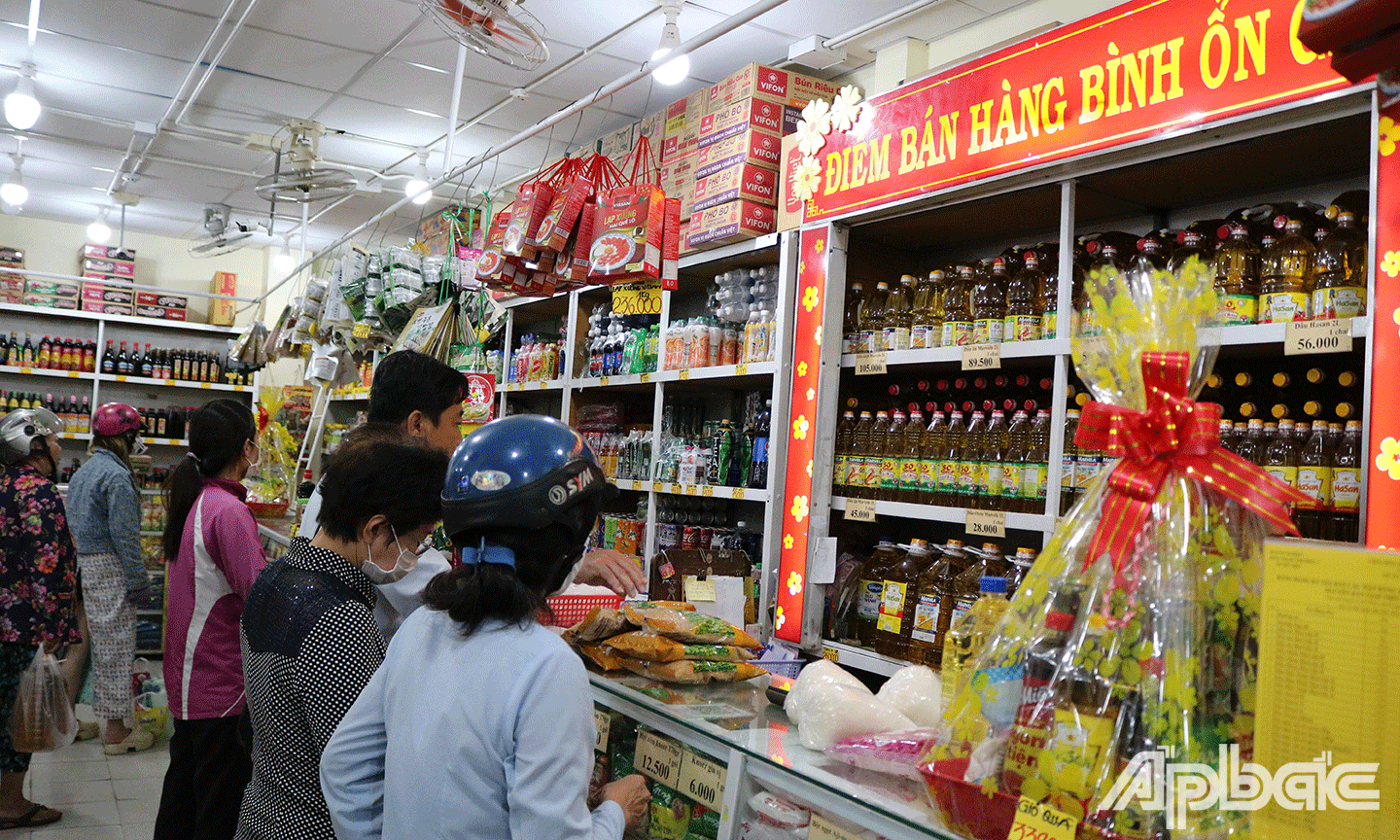 Khách hàng mua sắm tại cửa hàng bách hoá Trung Tâm, Phường 1, TP. Mỹ Tho)