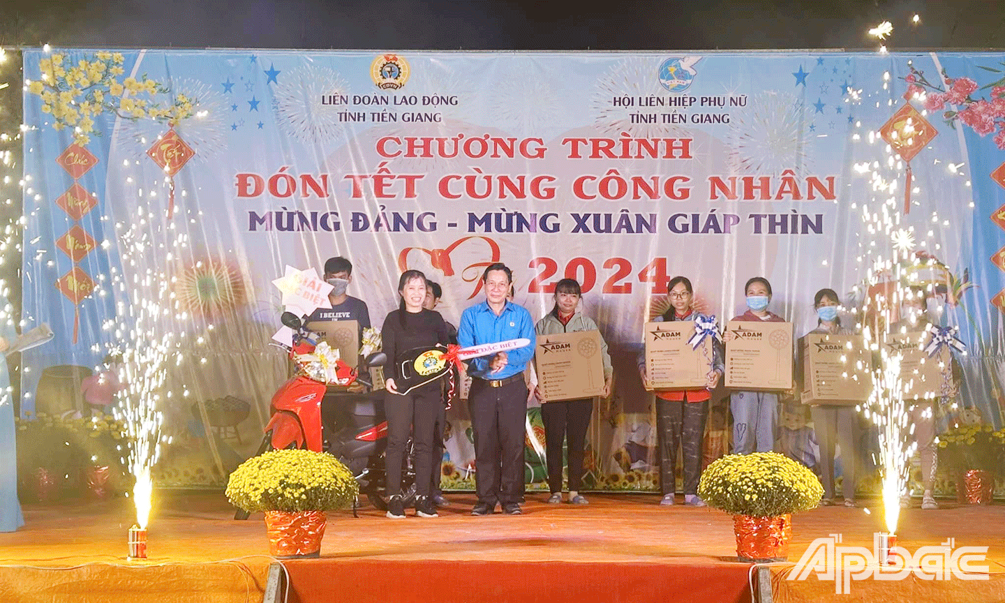 Công nhân lao động may mắn bốc thăm trúng thưởng tại chương trình