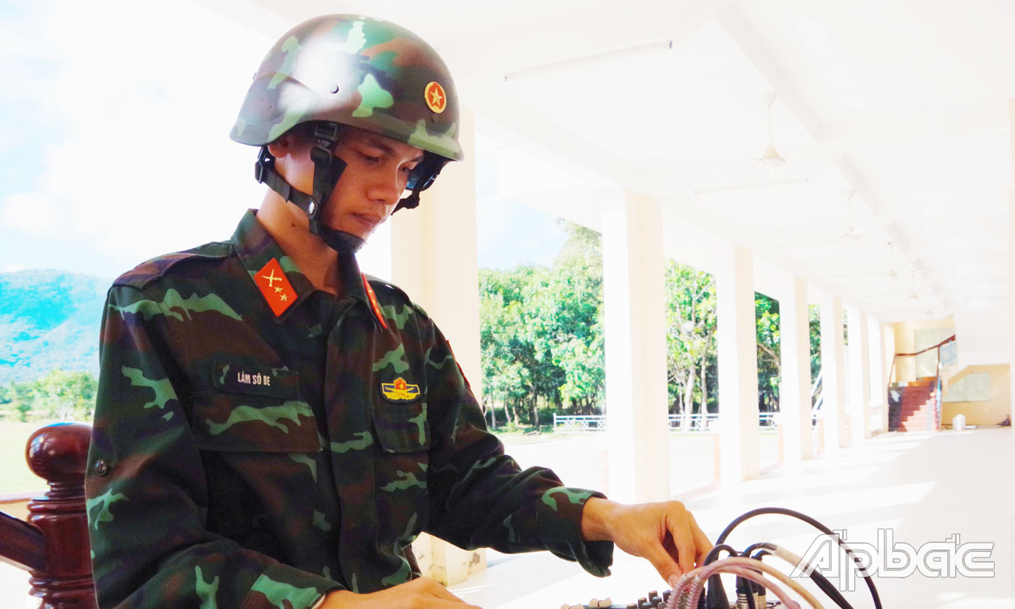 Binh nhất Lâm Sô Be trực âm thanh dịp Trung đoàn 9 diễn tập năm 2023.
