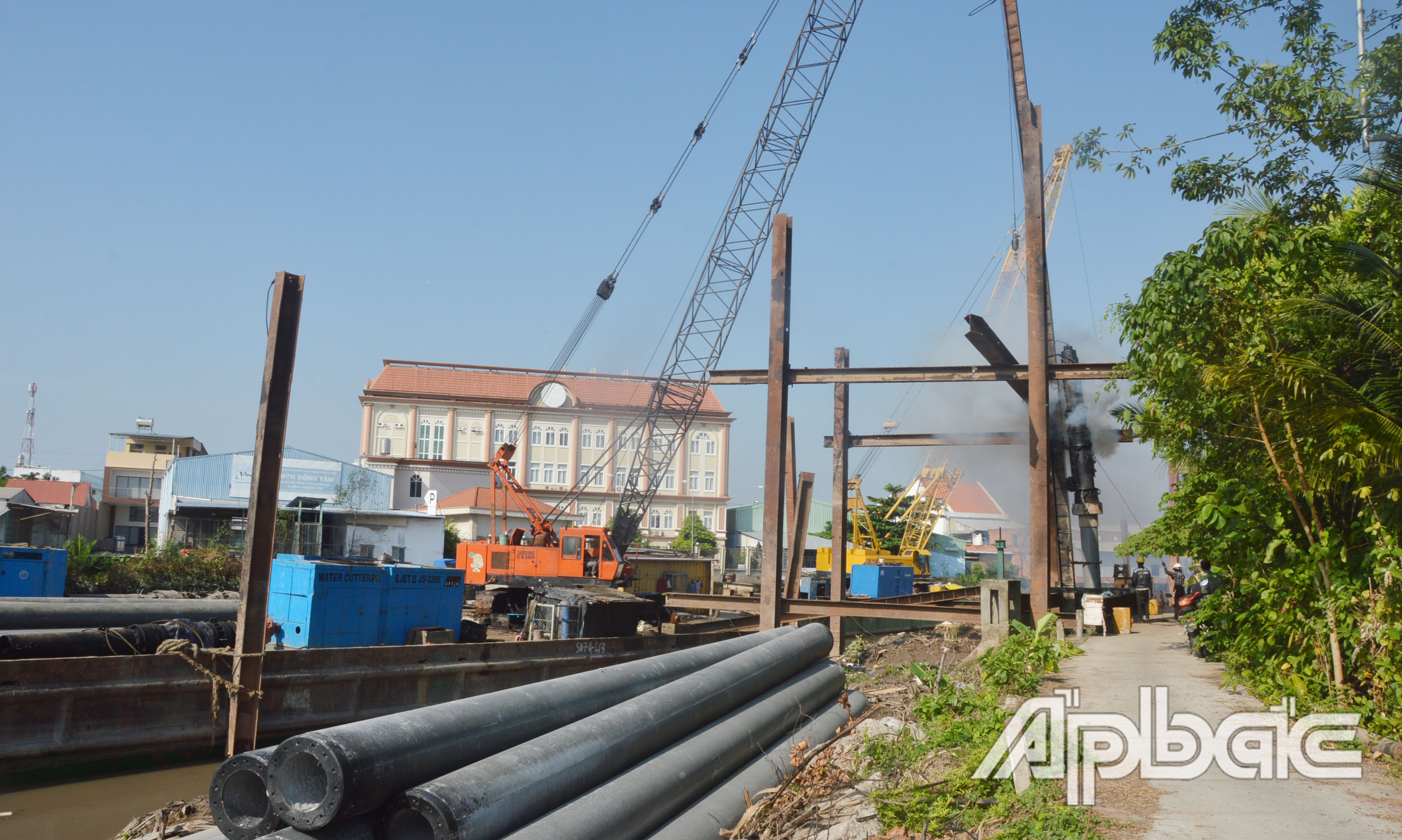 Liên danh Công ty Cổ phần Xây dựng Đê kè & Phát triển nông thôn Hải Dương - Công ty Cổ phần Đầu tư và Xây dựng 40 đang nỗ lực thi công ở những vị trí không vướng mặt bằng.