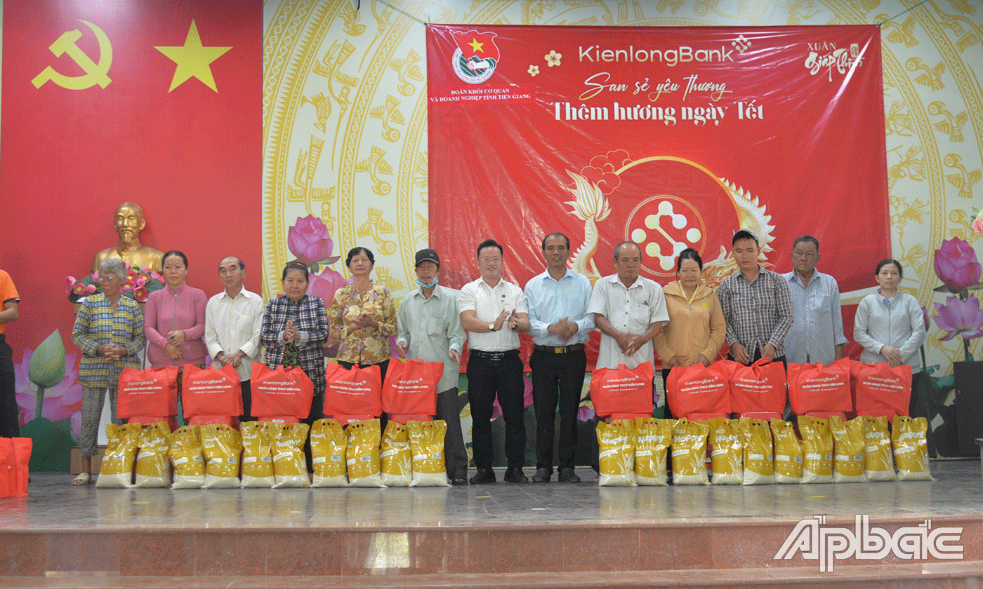 Giám đốc Ngân hàng TMCP Kiên Long chi nhánh Tiền Giang Nguyễn Thanh Thuận trao qua 2te61t cho người dân xã Tân Mỹ Chánh.