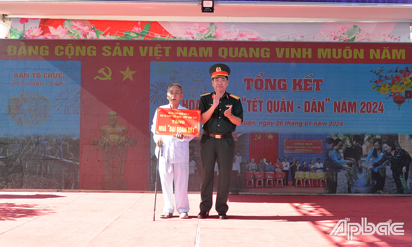 Đại tá Nguyễn Trường Giang, Trưởng phòng Dân vận, Cục Chính trị Quân khu 9 trao bảng tượng trưng tặng nhà “Đại đoàn kết”.