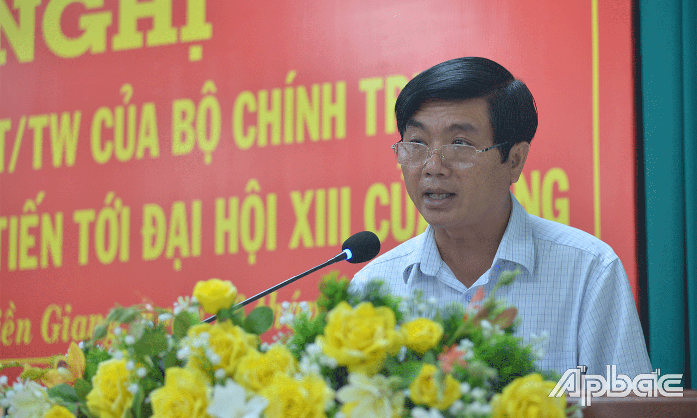 Phó Bí thư Đảng uỷ Khối Lê Tấn Sơn báo cáo kết quả thực hiện Chỉ thị 35.