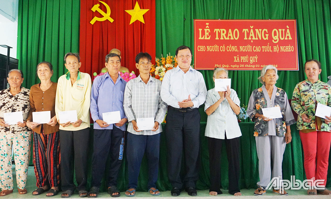 Đồng chí Phan Phùng Phú tặng quà cho người có công, người cao tuổi và hộ nghèo trên địa bàn xã.
