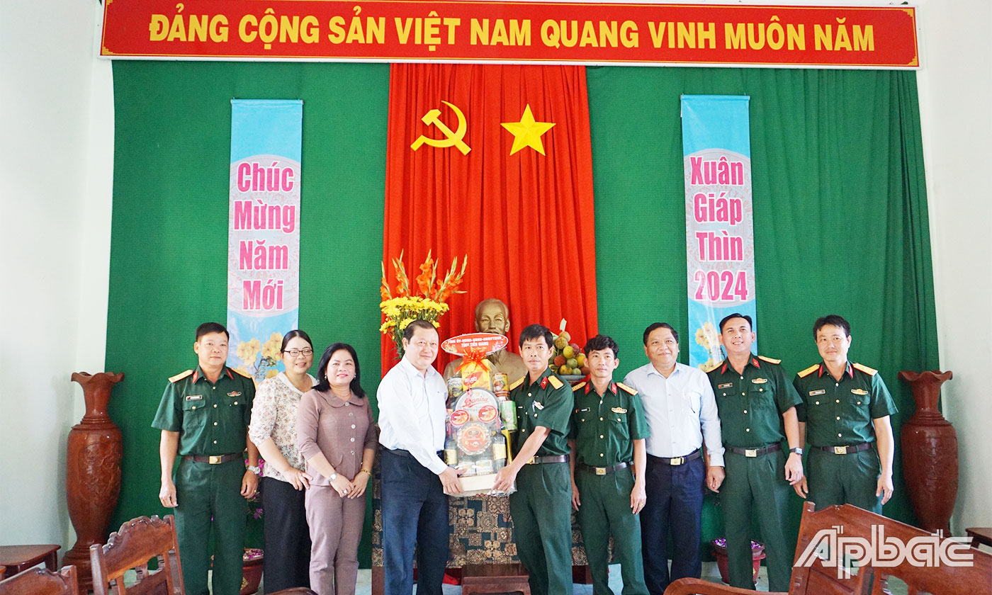 Đoàn đến thăm, chúc tết Tiểu đoàn Ấp Bắc