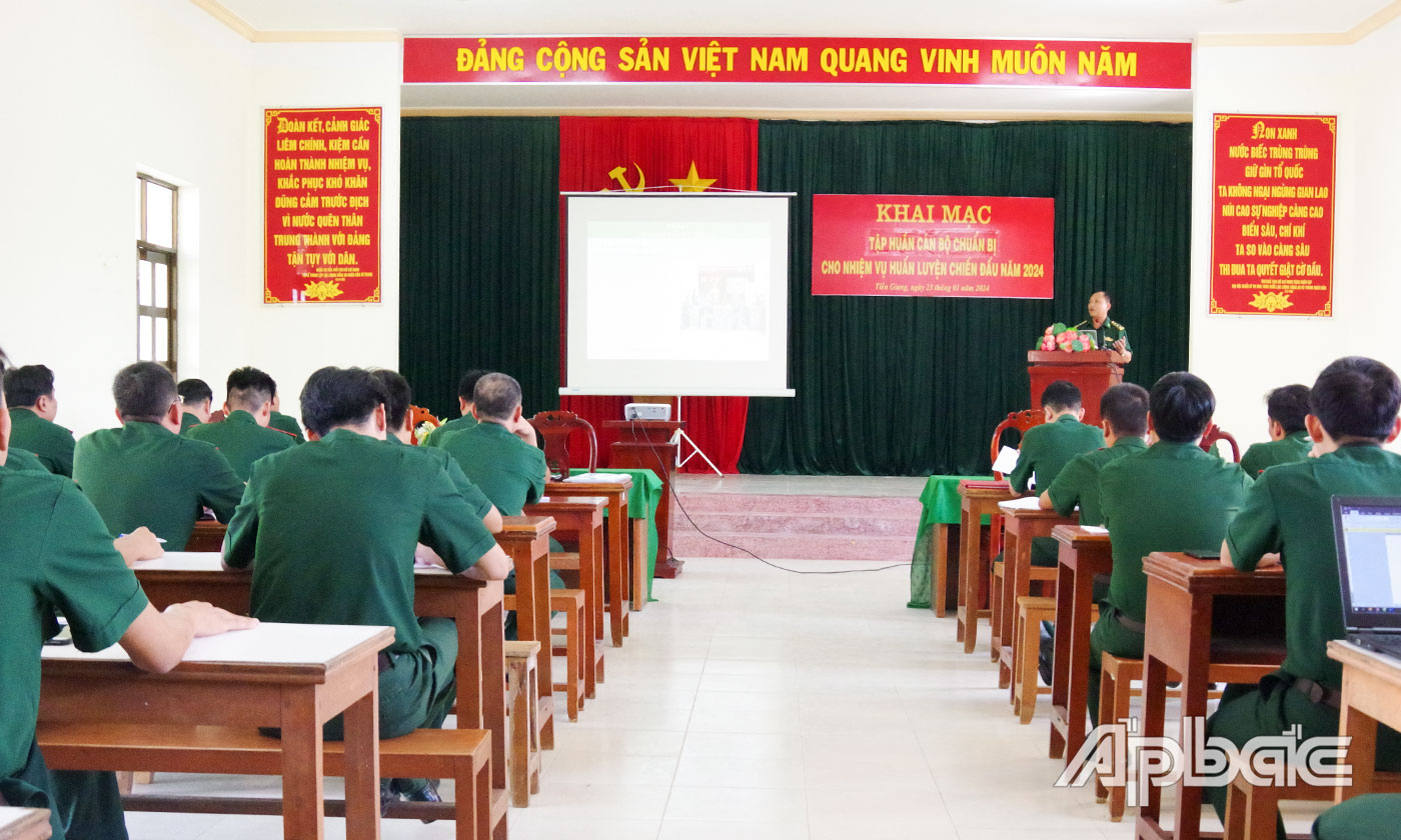 Quang cảnh buổi tập huấn về công tác tham mưu huấn luyện.