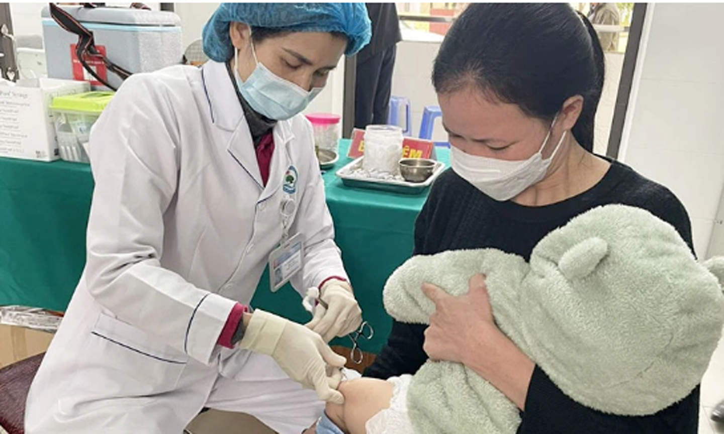Bộ Y tế khuyến cáo người dân, nhất là trẻ em cần được tiêm đầy đủ. (Ảnh: THÁI HOÀNG)