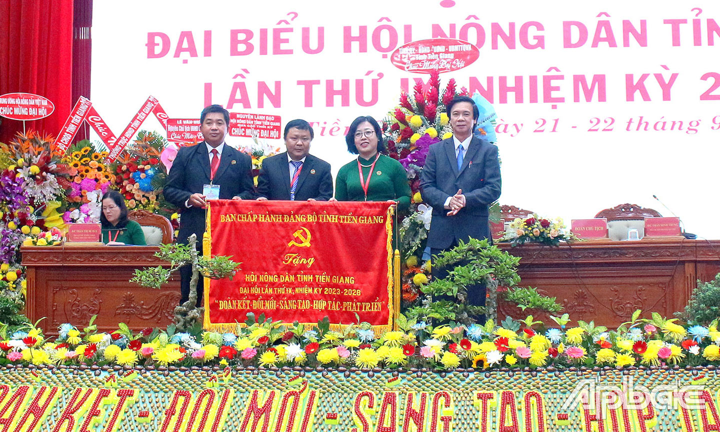 Ban Chấp hành Đảng bộ tỉnh Tiền Giang tặng Bức trướng với dòng chữ “Đoàn kết - Đổi mới - Sáng tạo - Hợp tác - Phát triển” cho Hội Nông dân tỉnh Tiền Giang khóa IX, nhiệm kỳ 2023 - 2028.