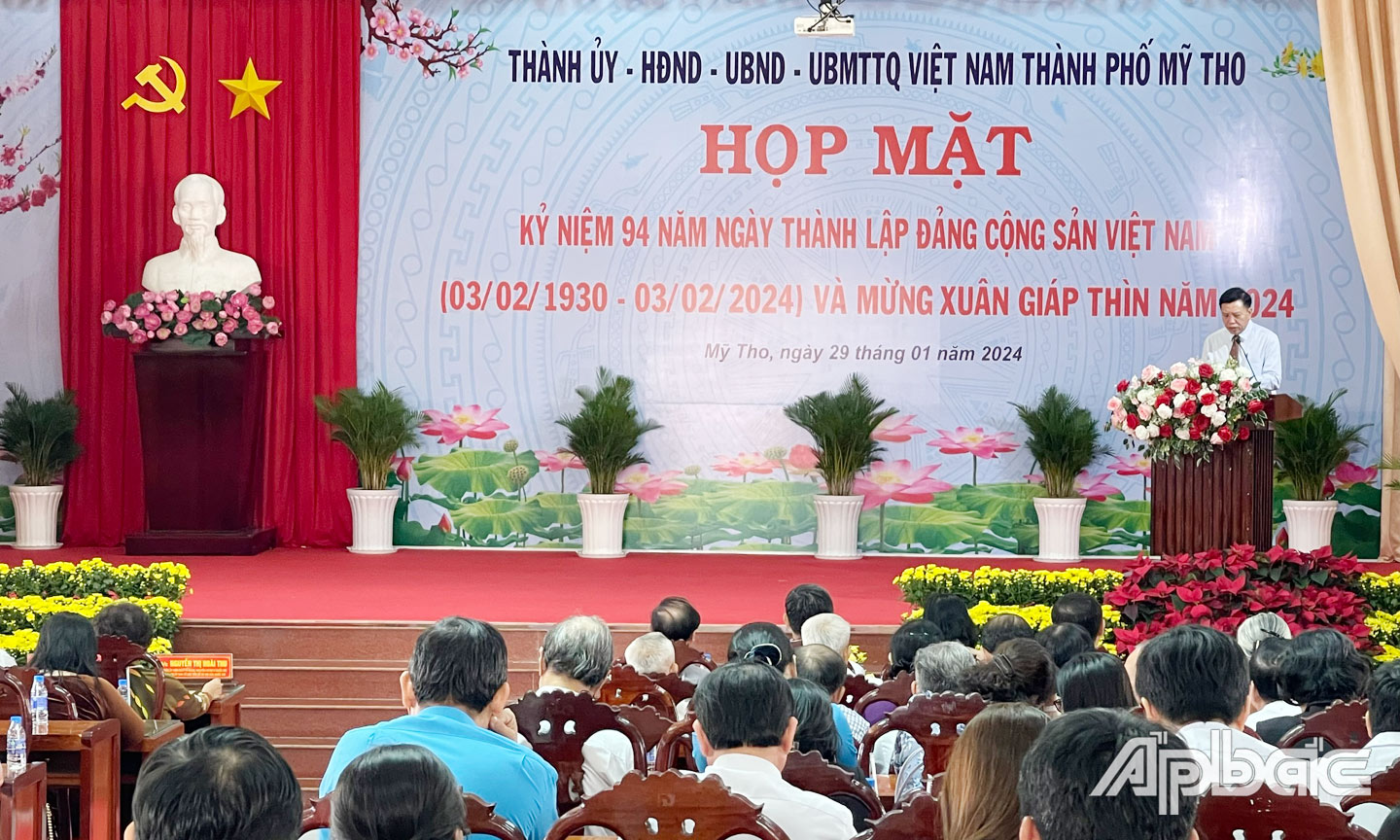 Ông Nguyễn Thành Công, Tỉnh ủy viên, Phó Bí thư Thành ủy, Chủ tịch UBND TP. Mỹ Tho phát biểu tại buổi họp mặt.