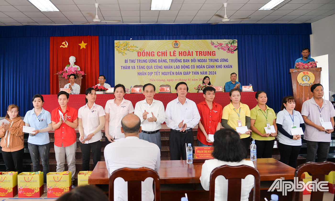 Đồng chí Lê Hoài Trung và đồng chí Nguyễn Văn Danh trao quà cho công nhân, người lao động có hoàn cảnh khó khăn