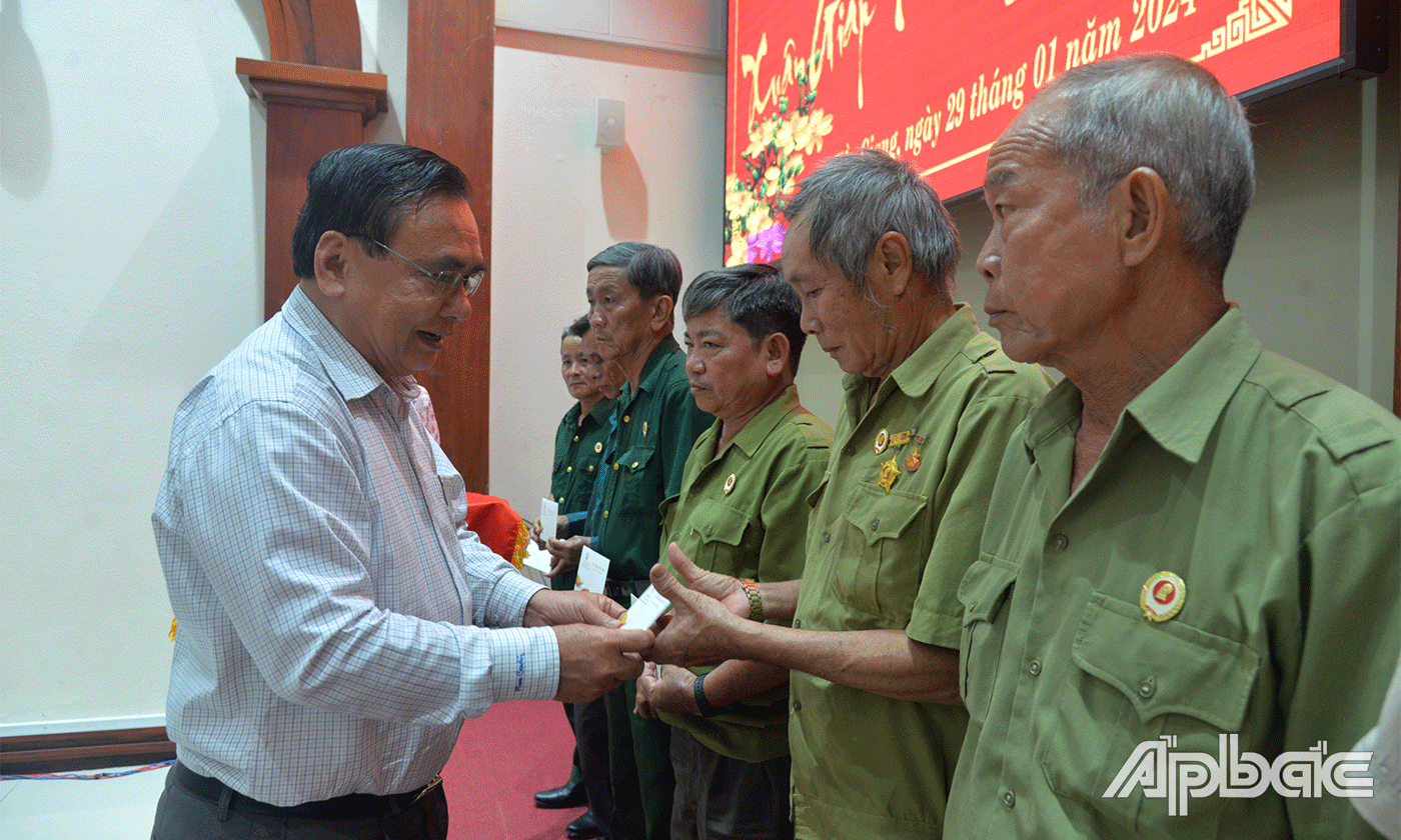 Đồng chí Võ Văn Bình trao quà tết cho CCB.