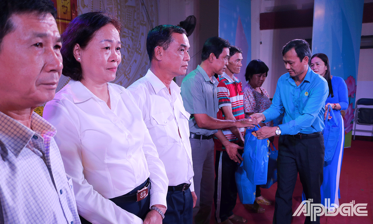 đồng chí Hoàng Khắc Tinh Phó Chủ tịch Thường trực Liên đoàn Lao động tỉnh, Chủ tịch Công đoàn Viên chức tỉnh Tiền Giang tặng quà cho
