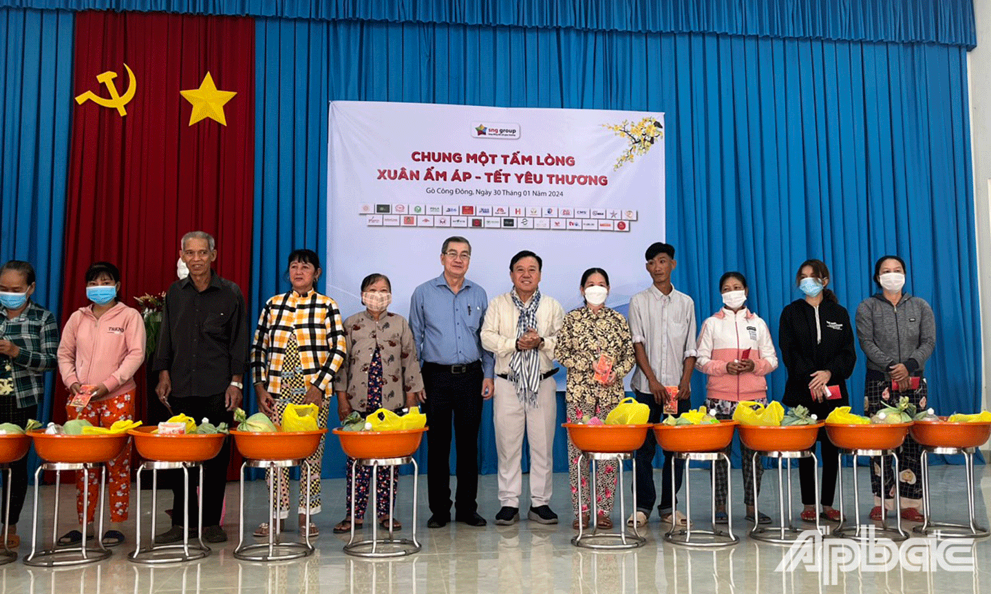 Đoàn-trao-quà-tết-cho-bà-con-nghèo-tại-huyện-Gò-Công-Đông