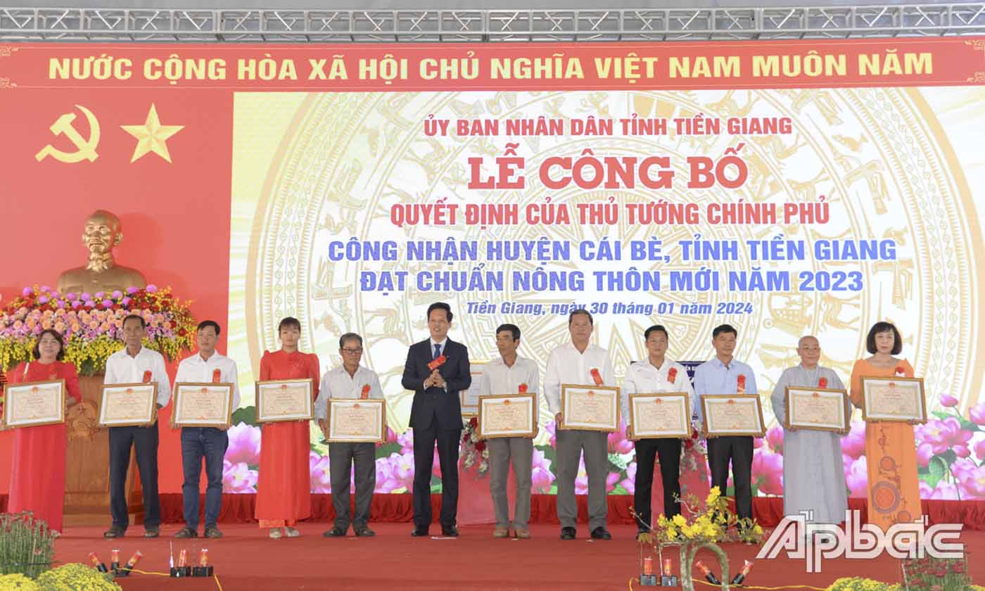 Dịp này UBND tỉnh tặng bằng khen cho 2 tập thể và 19 cá nhân có thành tích xuất sắc trong xây dựng huyện Cái Bè đạt chuẩn NTM năm 2023.