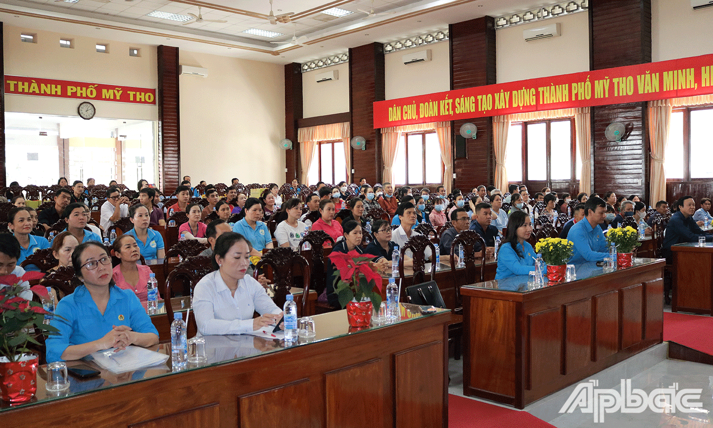 Đoàn viên, công nhân lao động đặc biệt khó khăn tham dự lễ trao quà tết