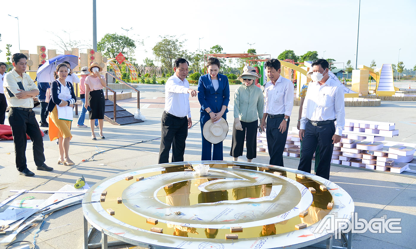 Nổi bật năm Giáp Thìn với điểm nhấn là logo tỉnh Tiền Giang được đặt trân trọng tại vị trí trung tâm.