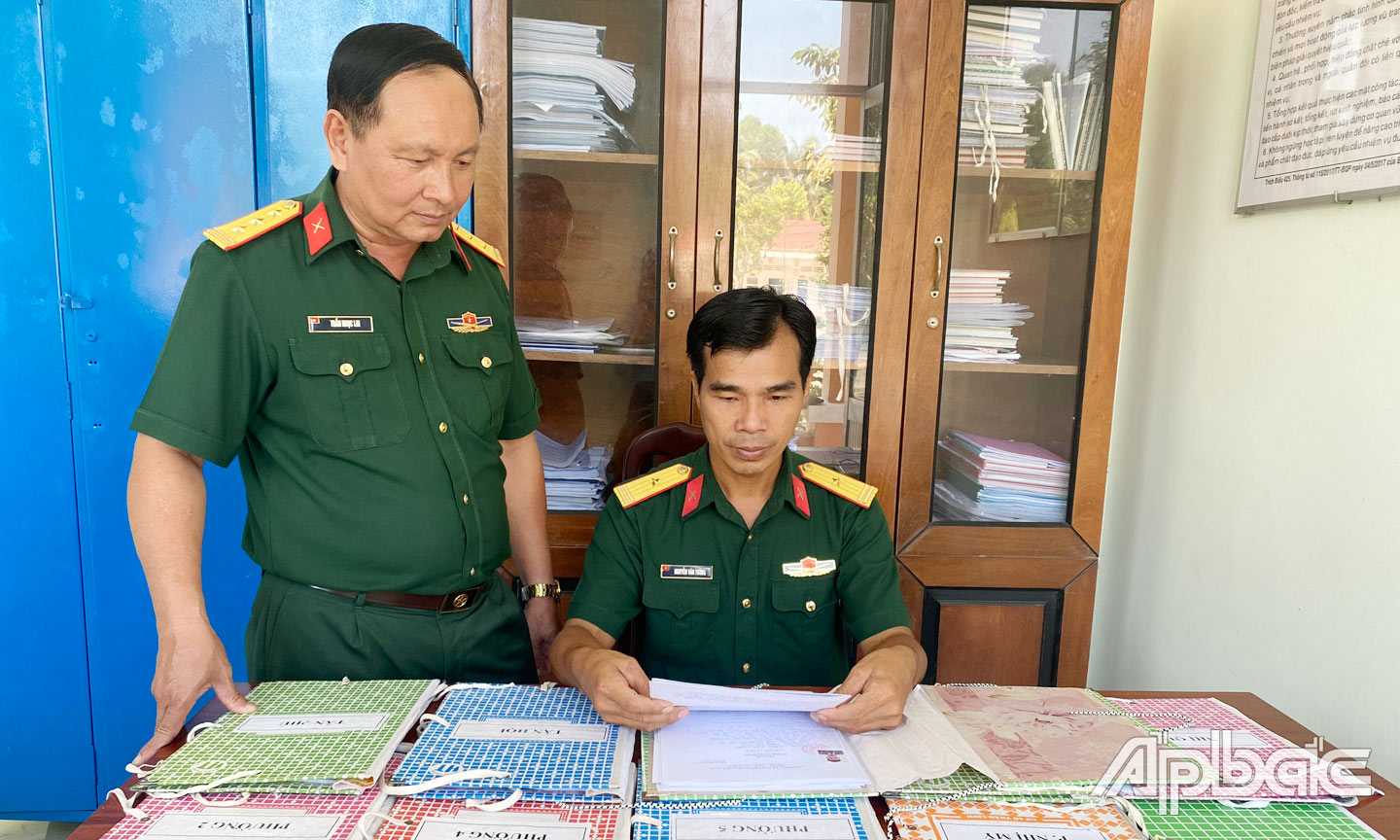 Hội đồng NVQS thị xã kiểm tra hồ sơ của công dân trong diện gọi nhập ngũ.