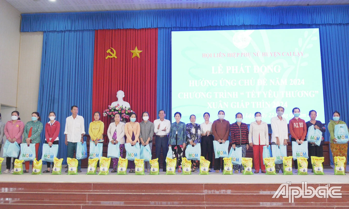 Chương trình “Tết yêu thương” do Hội LHPN phối hợp Quỹ hỗ trợ phụ nữ phát triển kinh tế tỉnh Tiền Giang tổ chức trao quà cho phụ nữ, trẻ em hoàn cảnh khó khăn. 