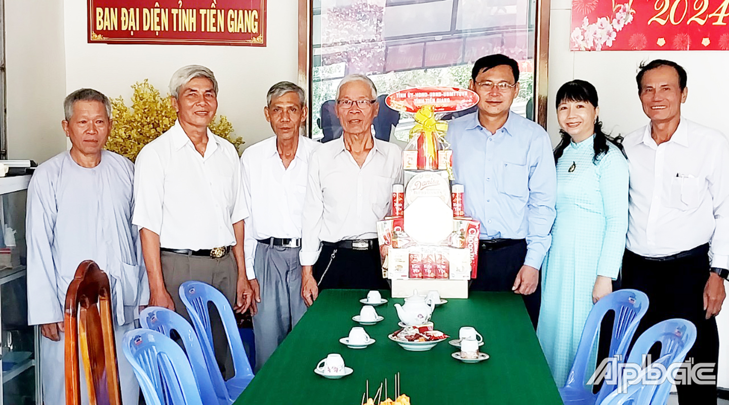 Đồng chí Đỗ Tấn Hùng chúc tết Ban trị sự Phật giáo Hòa Hảo