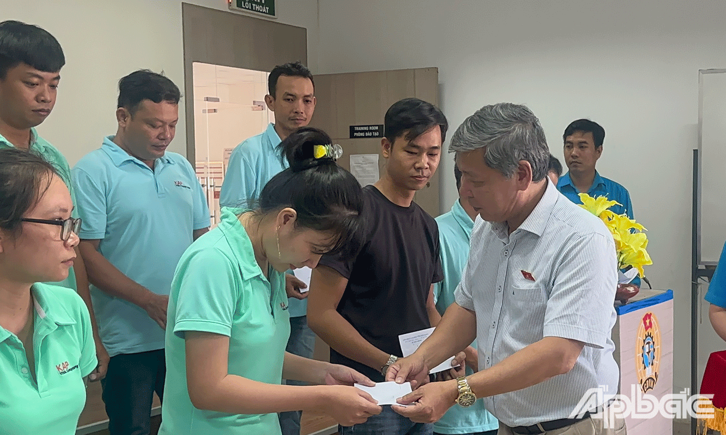 Đồng chí Nguyễn Hoàng Mai, Phó chủ nhiệm Ủy ban xã hội của Quốc hội tặng quà tết 