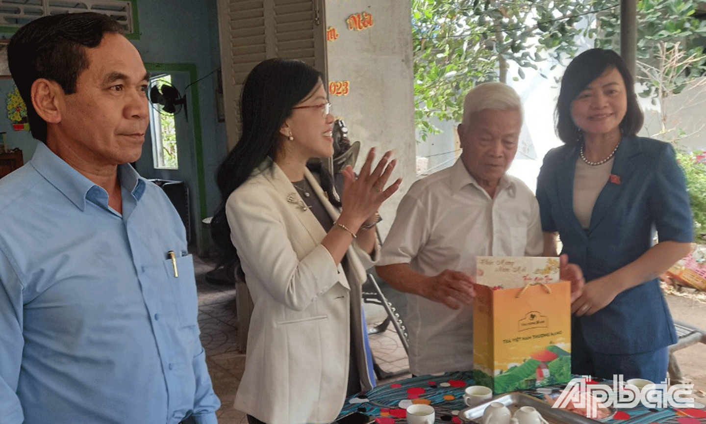 Đoàn đến chúc tết hộ gia đình chính sách tại phường Nhị Mỹ, (TX.Cai Lậy)