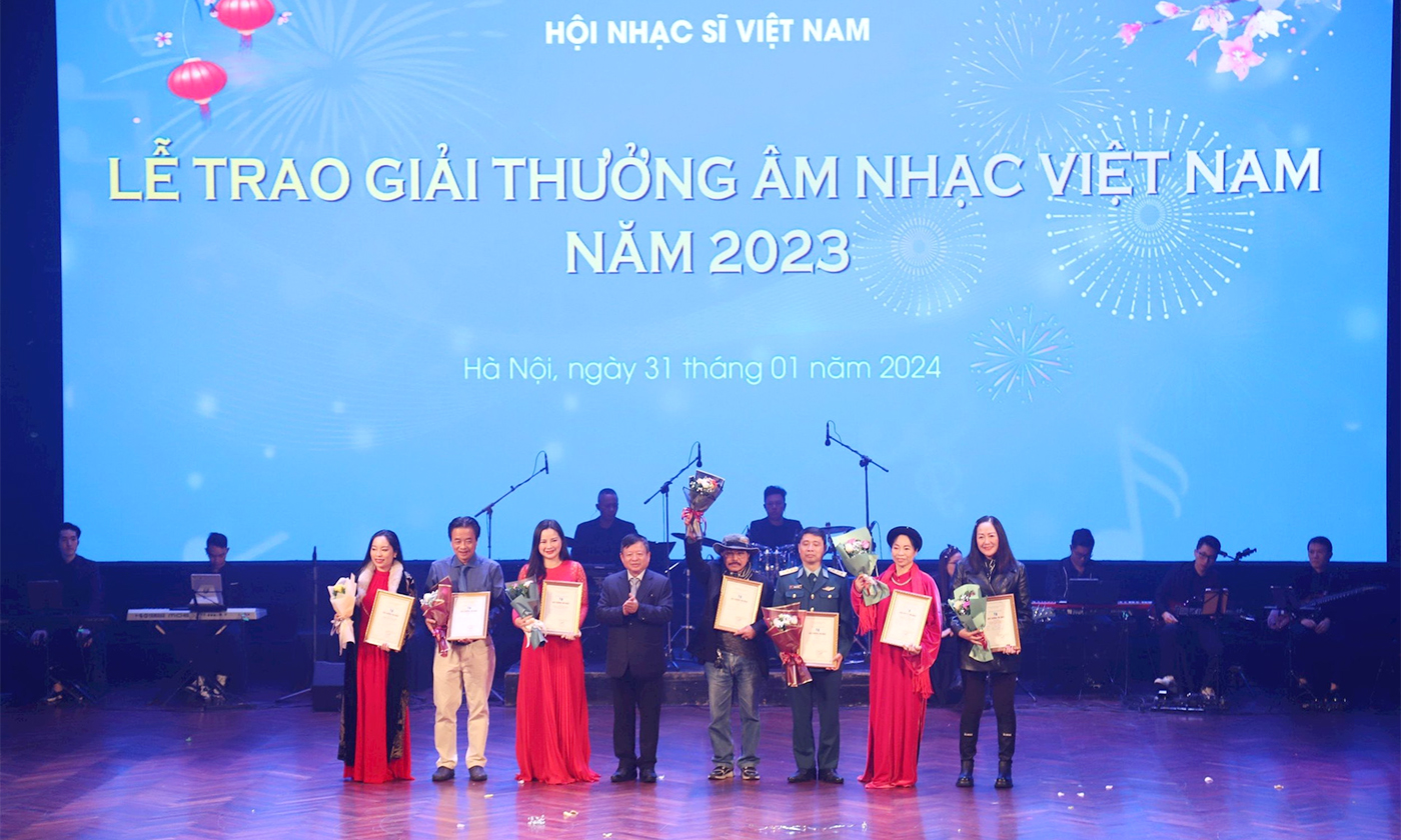 Trao giải A cho các tác giả có tác phẩm xuất sắc.