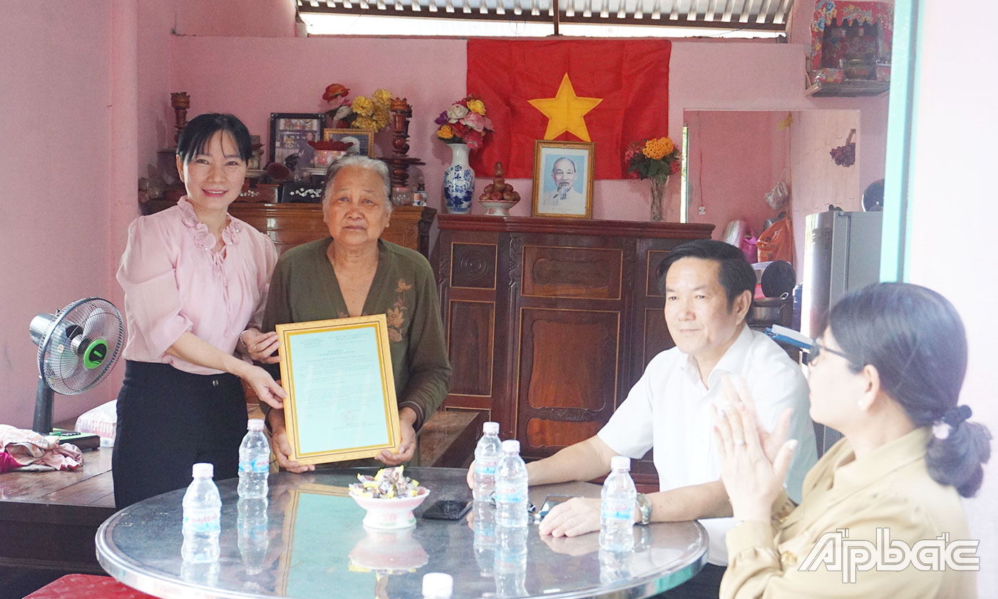 Trao Quyết định bàn giao nhà cho bà Lê Thị Nữa 