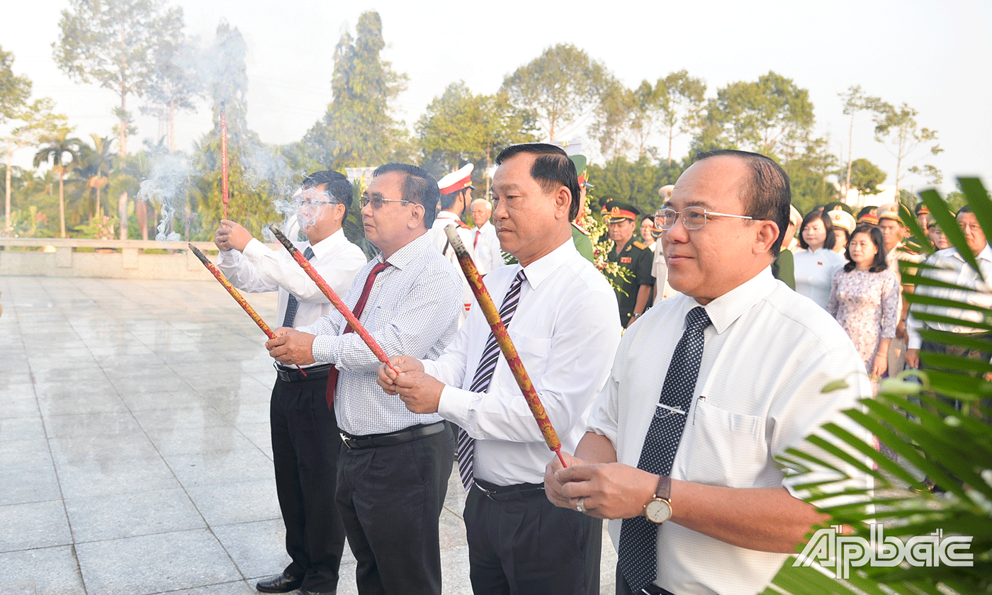 Lãnh đạo tỉnh thắp hương tại Đài tưởng niệm Nghĩa trang Liệt sĩ tỉnh.