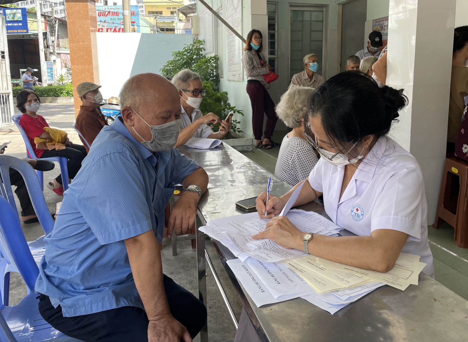 Người cao tuổi và có bệnh nền là những đối tượng nguy cơ bệnh trở nặng khi mắc các bệnh liên quan đến hô hấp.