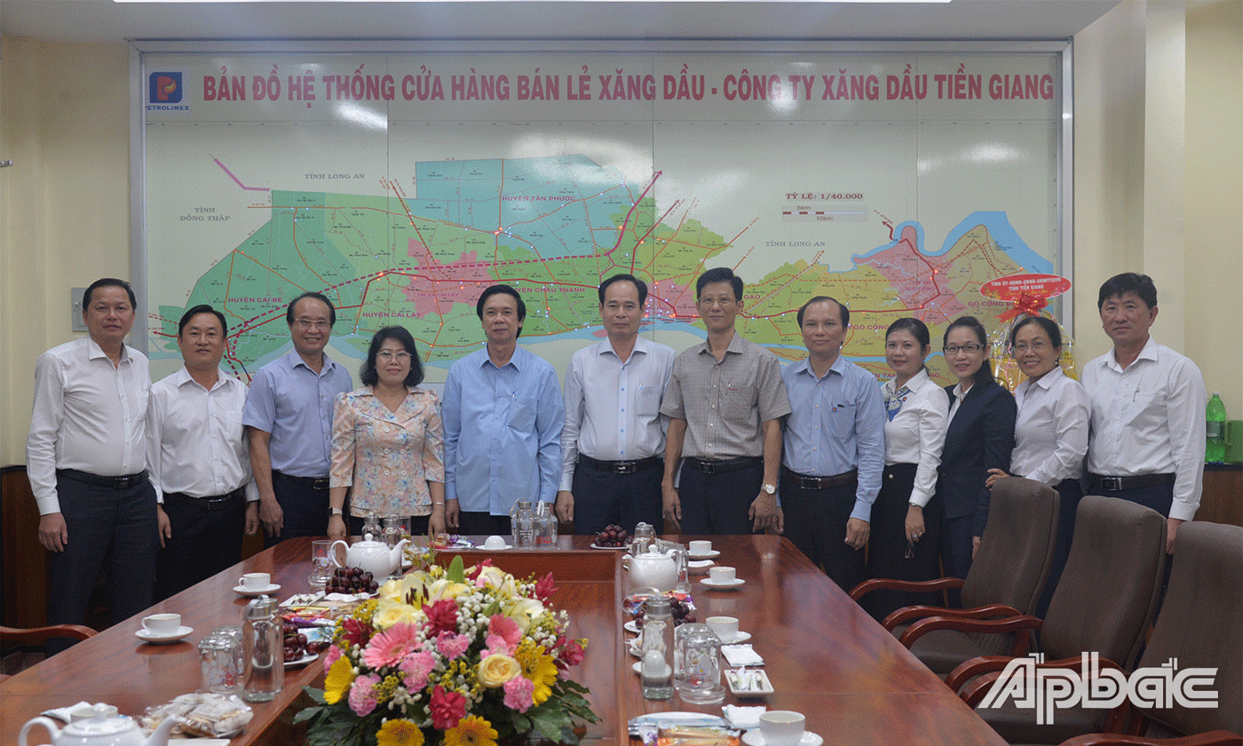 Đồng chí Nguyễn Văn Danh thăm, chúc tết Công ty Xăng dầu Tiền Giang.