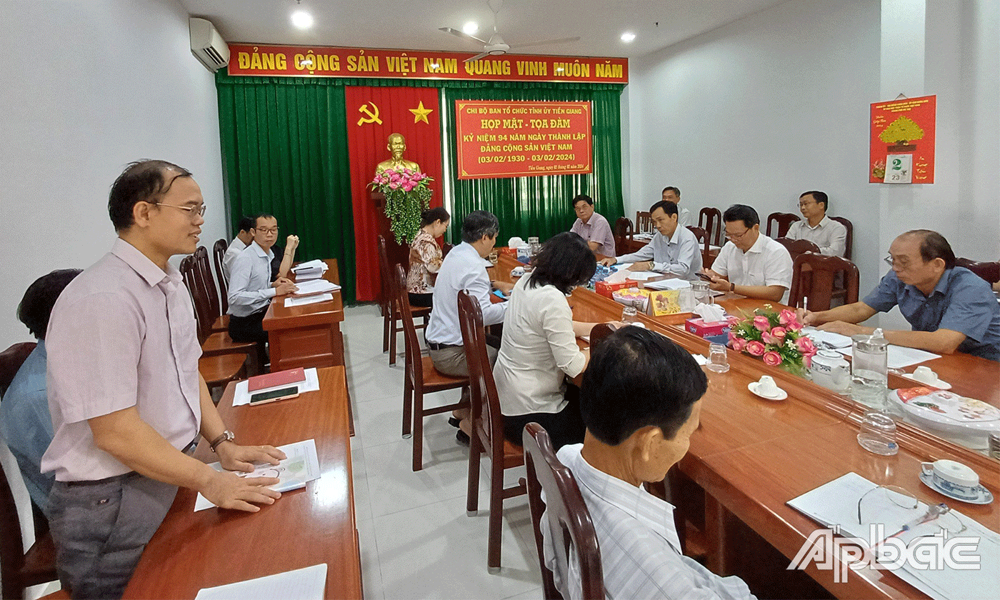 Đảng viên tham gia phát biểu tham luận.