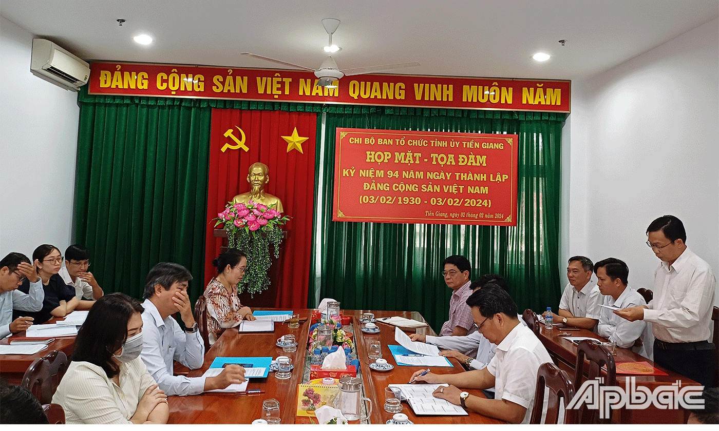Đảng viên tham gia phát biểu tham luận.