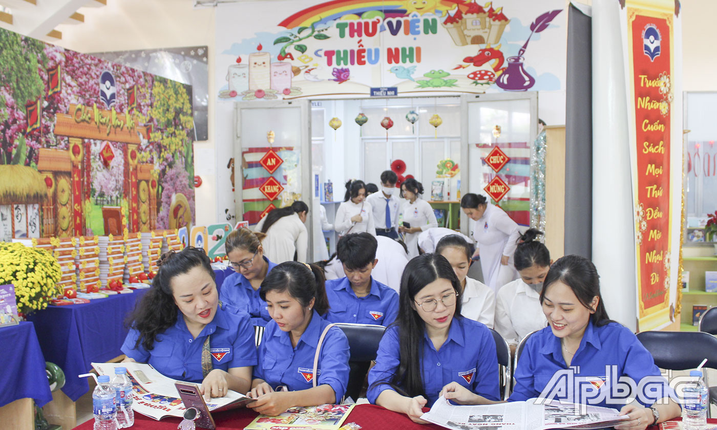 Đoàn viên, học sinh chăm chú đọc các tác phẩm sách, báo.