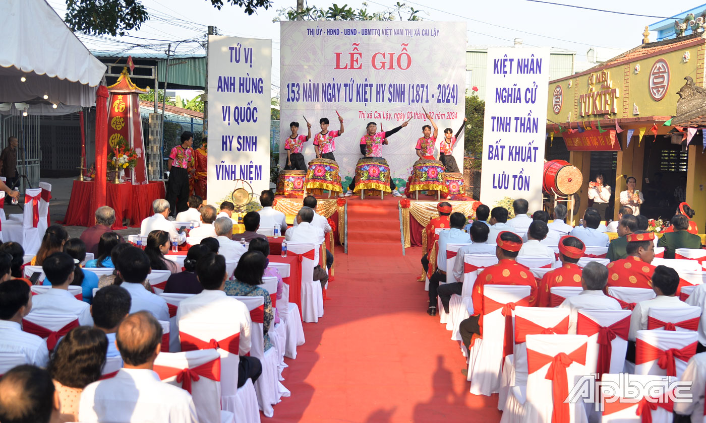 Trống hội chào mừng.