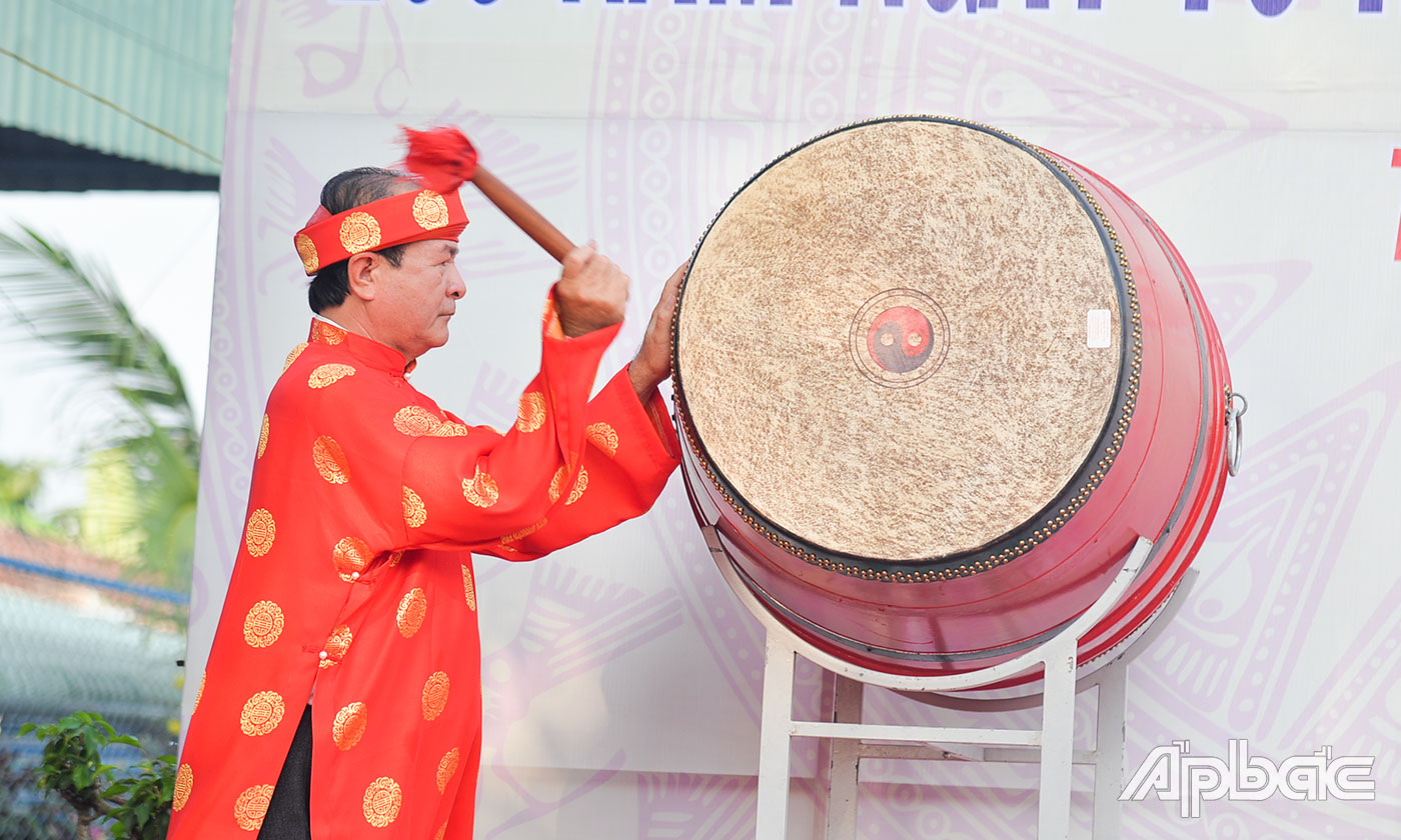 Đồng chí Trần Văn Thức, Phó Bí thư Thị ủy, Chủ tịch UBND TX. Cai Lậy đánh trống khai Lễ.