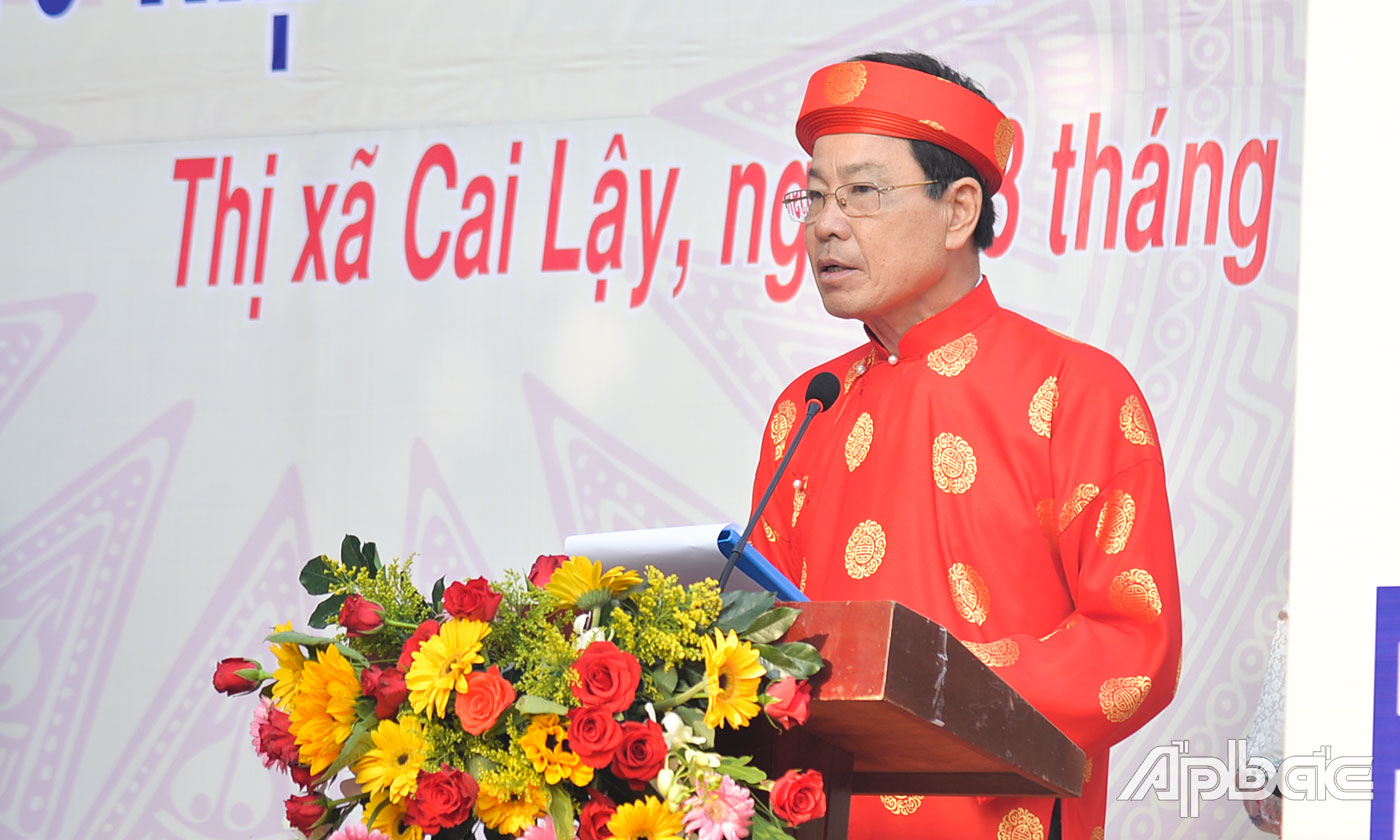 Đồng chí Lê Văn Dũng, cán bộ hưu trí TX. Cai Lậy đọc chúc văn kính dâng Tứ vị Anh hùng.