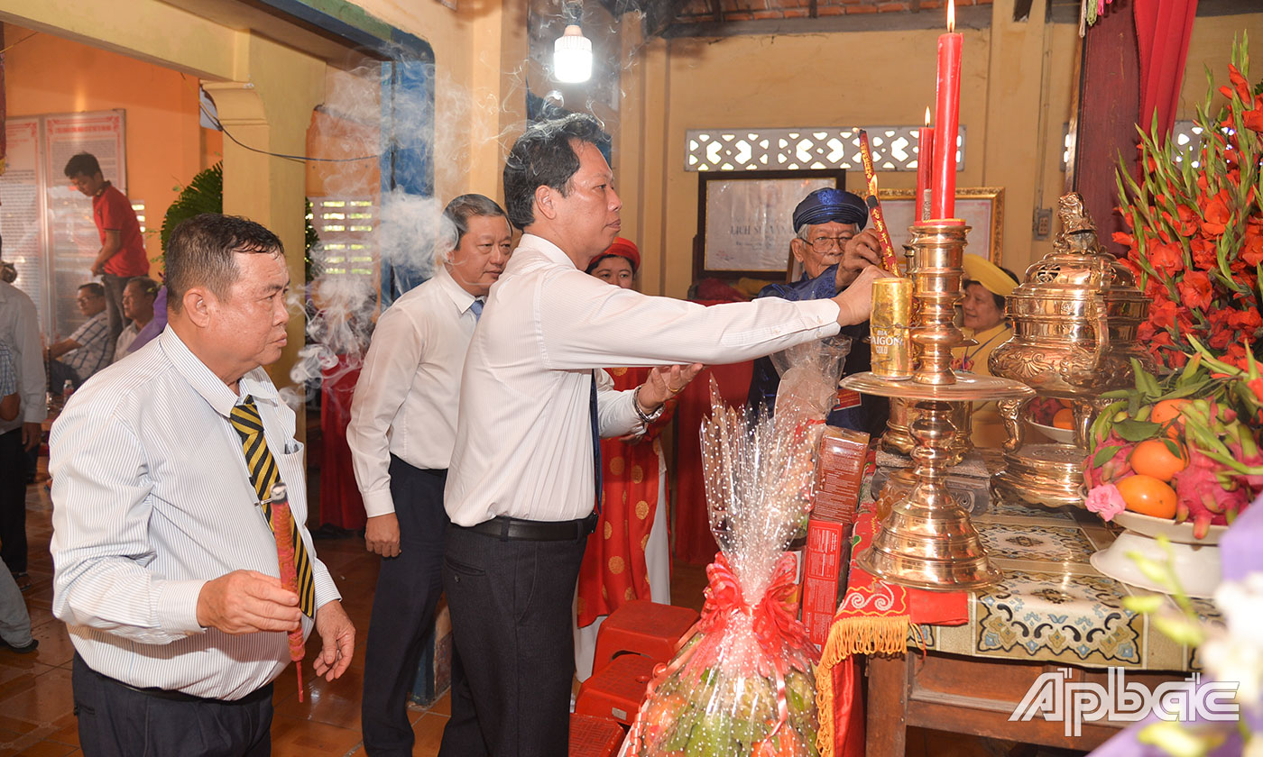 Đoàn cán bộ, lãnh đạo, nguyên lãnh đạo tỉnh dâng hoa, dâng hương và lễ vật.