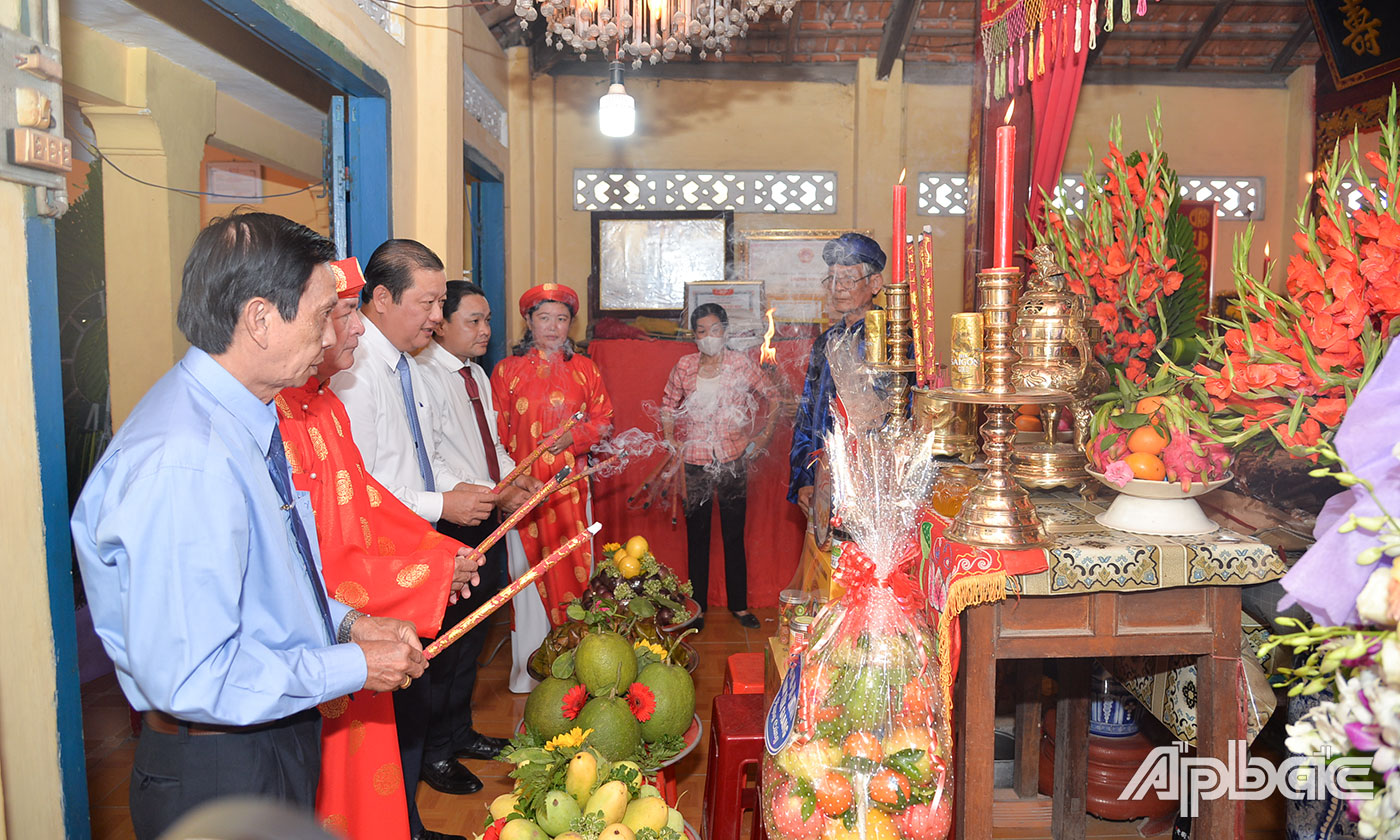 Đoàn lãnh đạo thị xã dâng hoa, dâng hương và lễ vật.