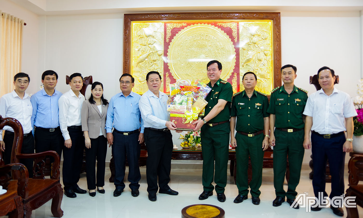 Đồng chí Thượng tướng Nguyễn Trọng Nghĩa tặng quà Bộ Chỉ huy BĐBP Tiền Giang.