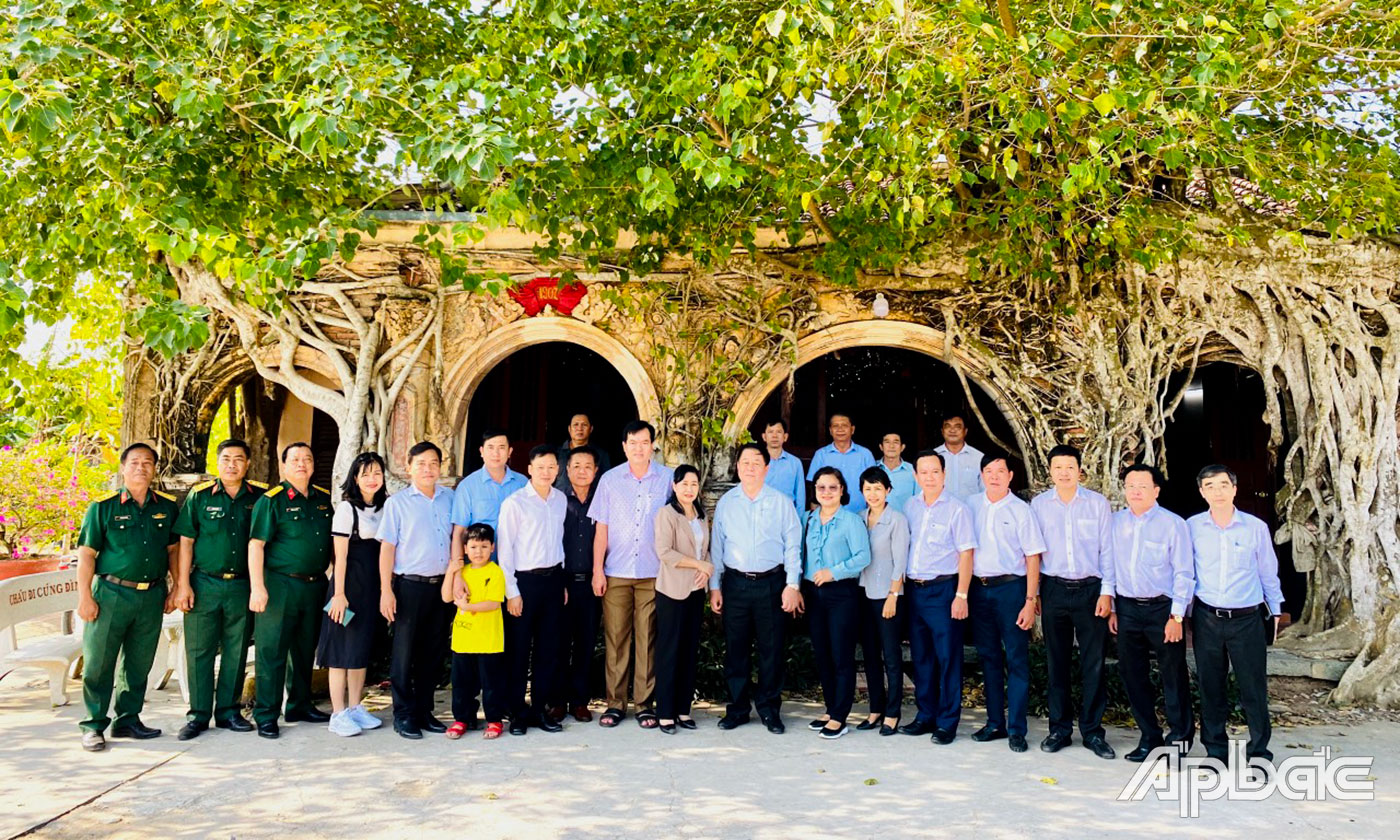 Đoàn đến tham quan Di tích lịch sử - văn hóa cấp tỉnh Đình Tân Đông (huyện Gò Công Đông).