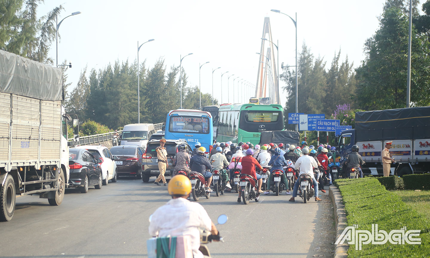 Các chiến sĩ CSGT giữa dòng xe đông đúc.